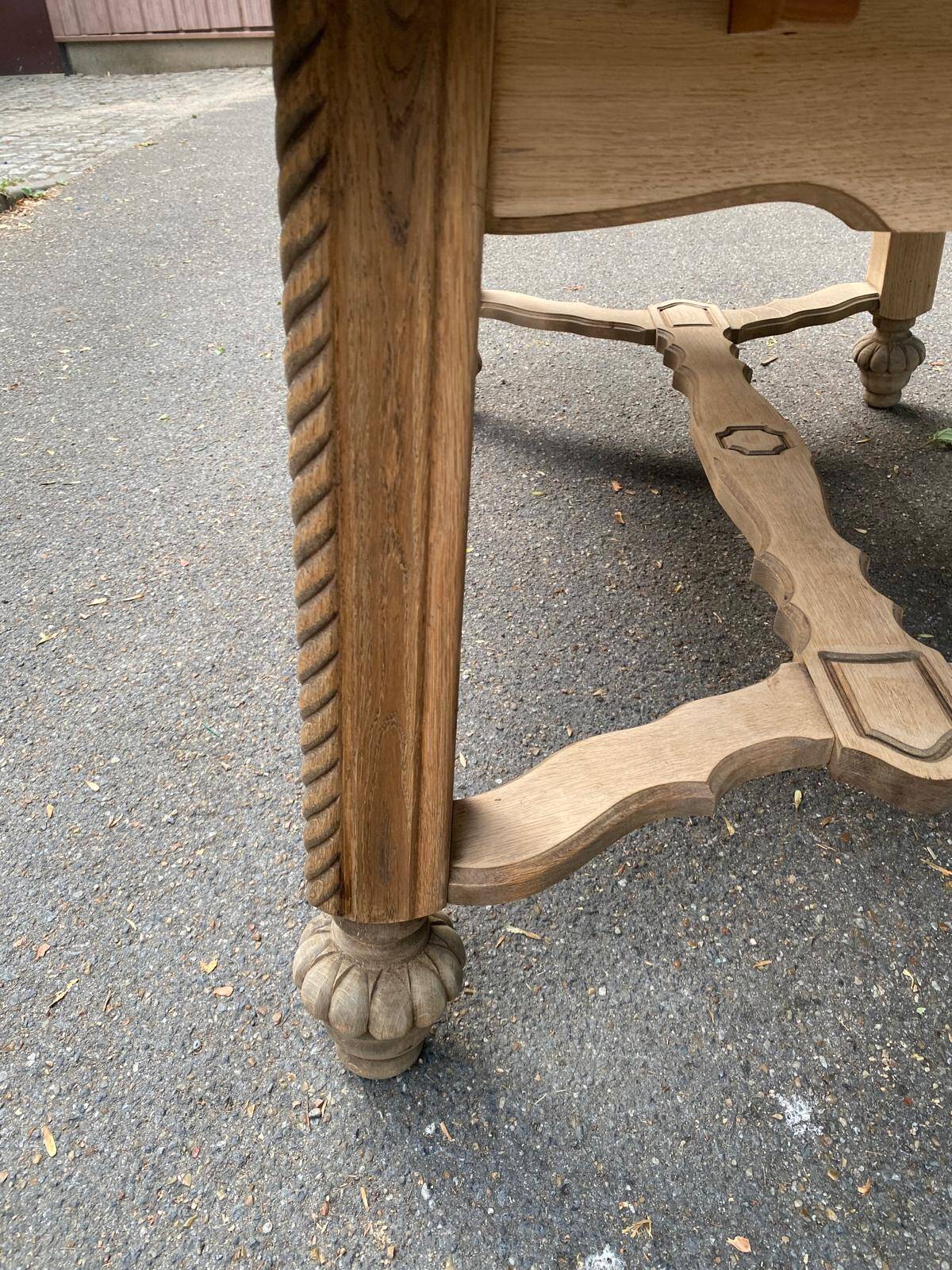Table à manger extensible Louis XIII décapée en chêne années 50
