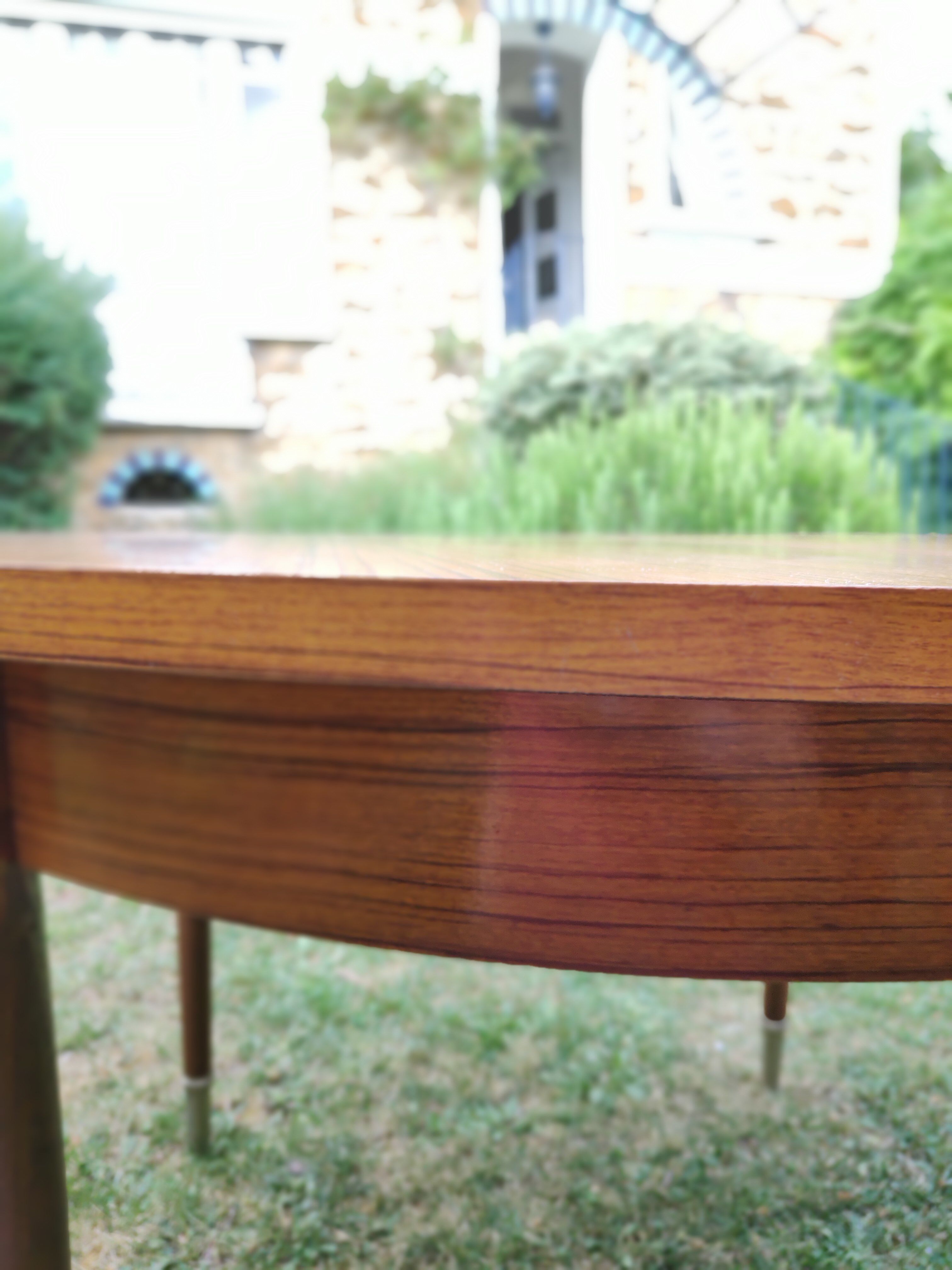 Round table expandable dining table