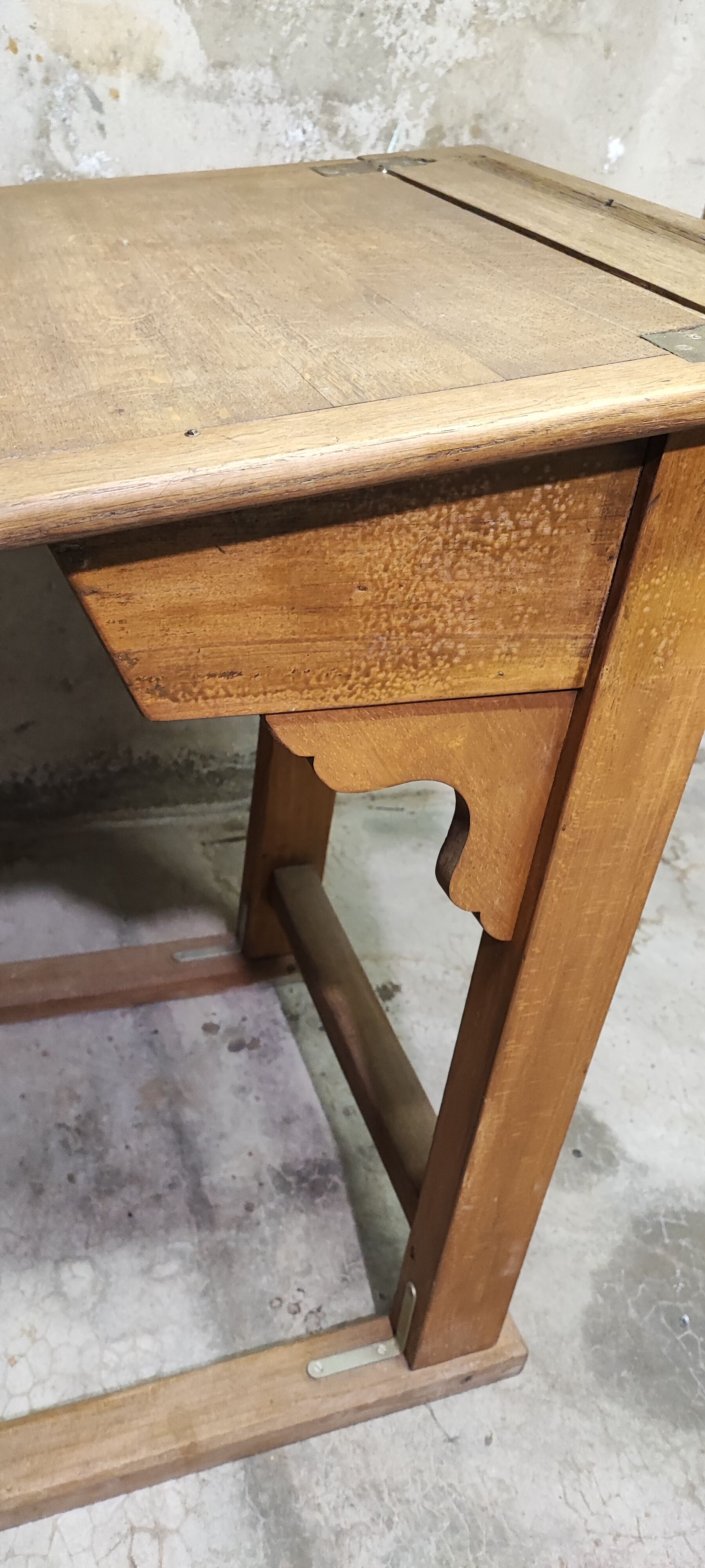 Bureau pupitre écolier une personne
