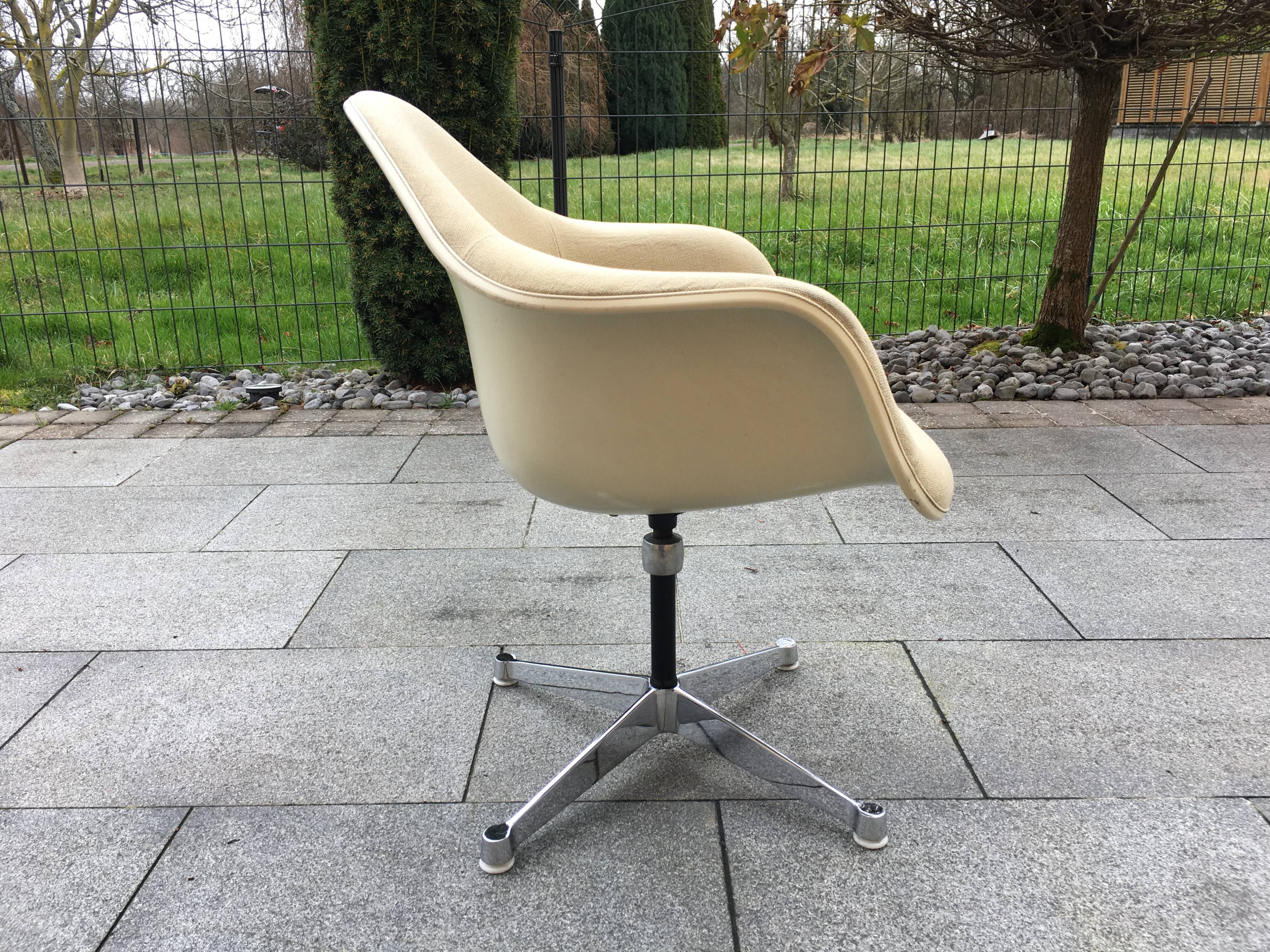 DAT fiberglass Swivel armchair from Charles & Ray Eames, Herman Miller 60s