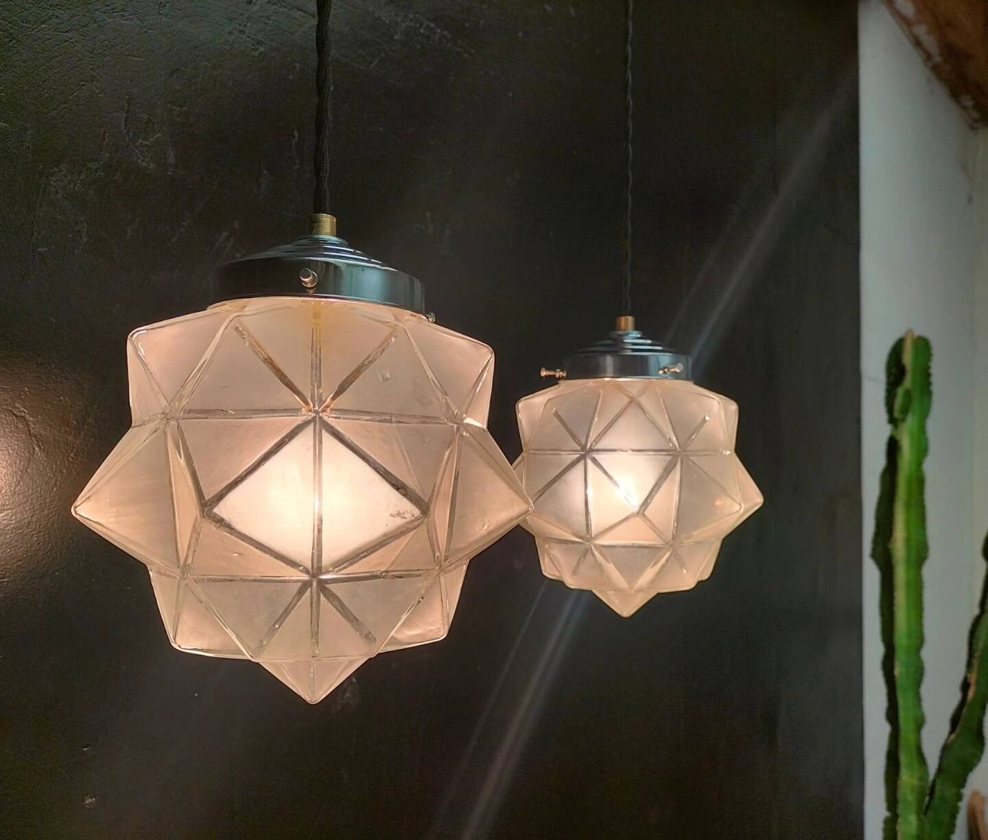 Paire de suspensions art déco en verre