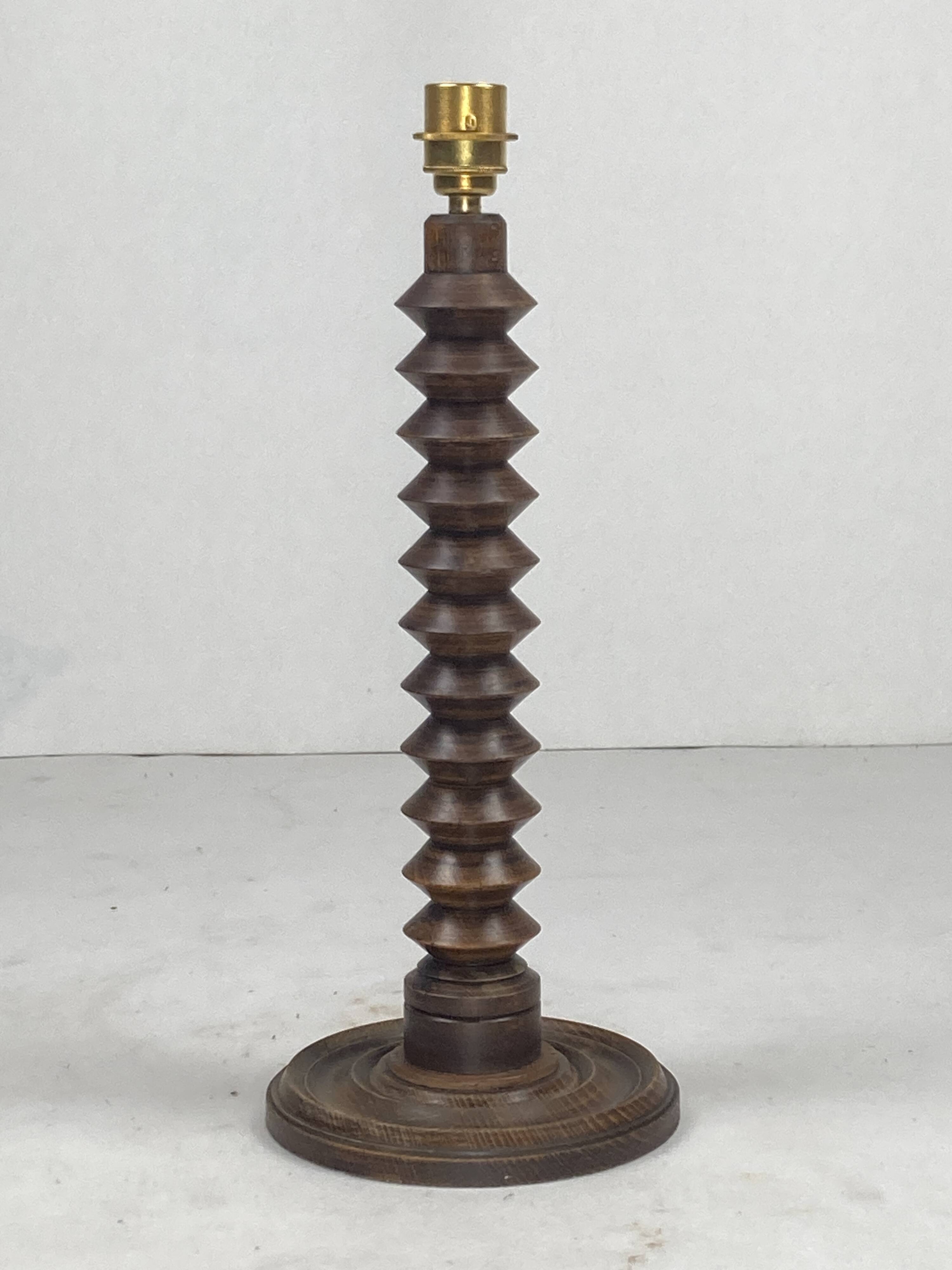 Lampe de table moderniste française en bois tourné dans le style de Charles Dudouyt, années 1930-1950