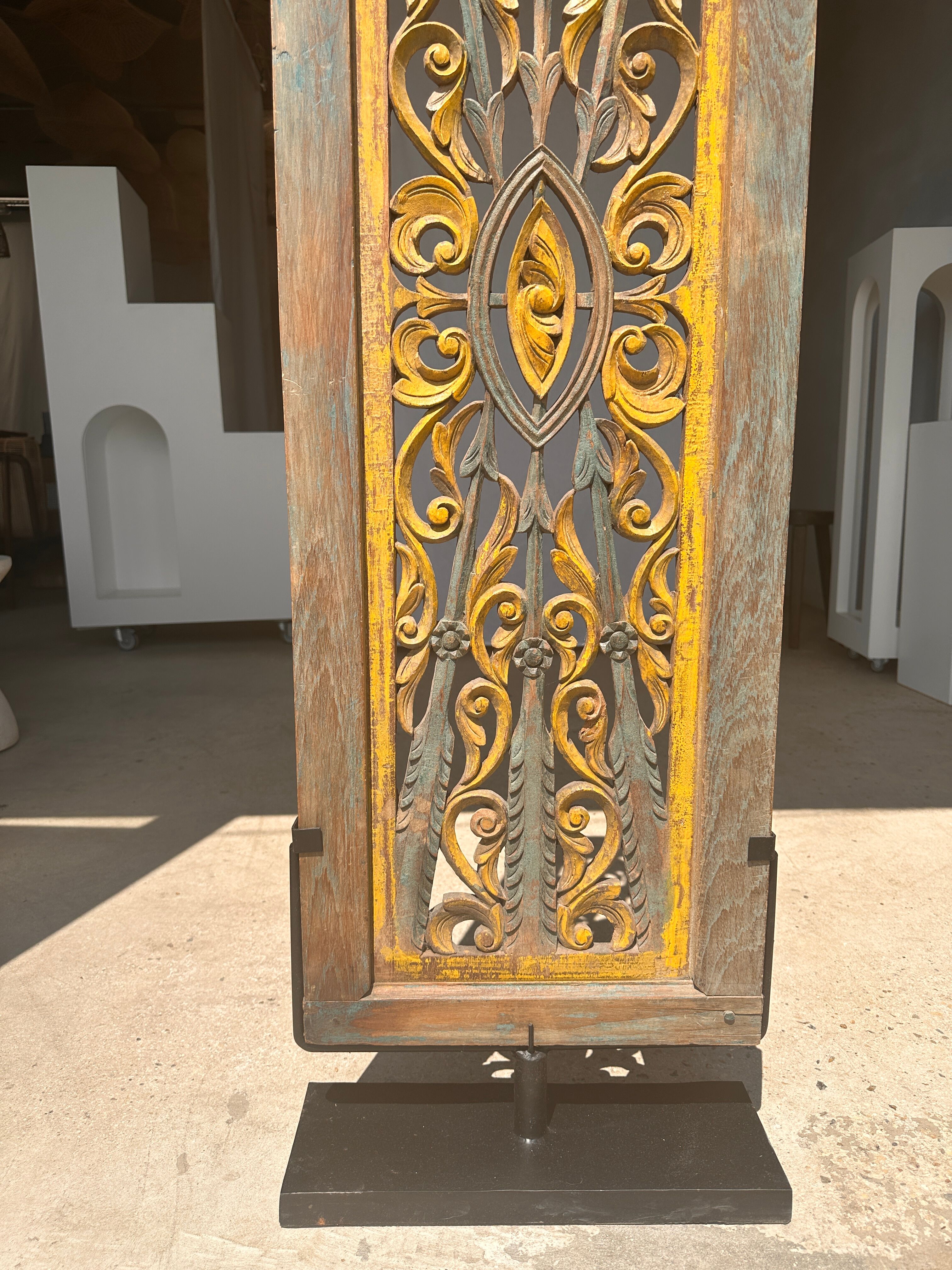 Rectangular Indonesian construction element with blue and yellow plant in carved wood