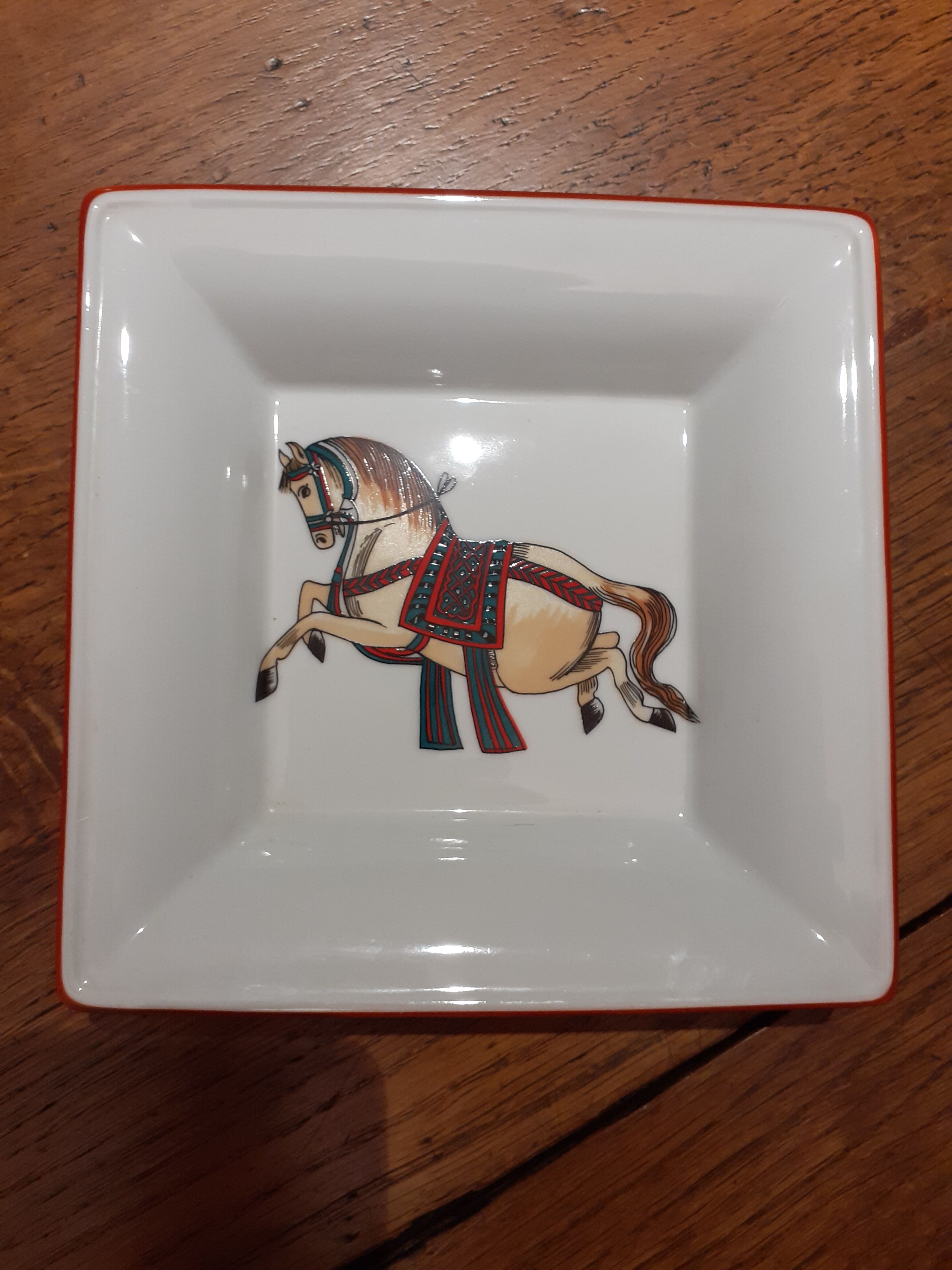 Horse porcelain pocket emptier