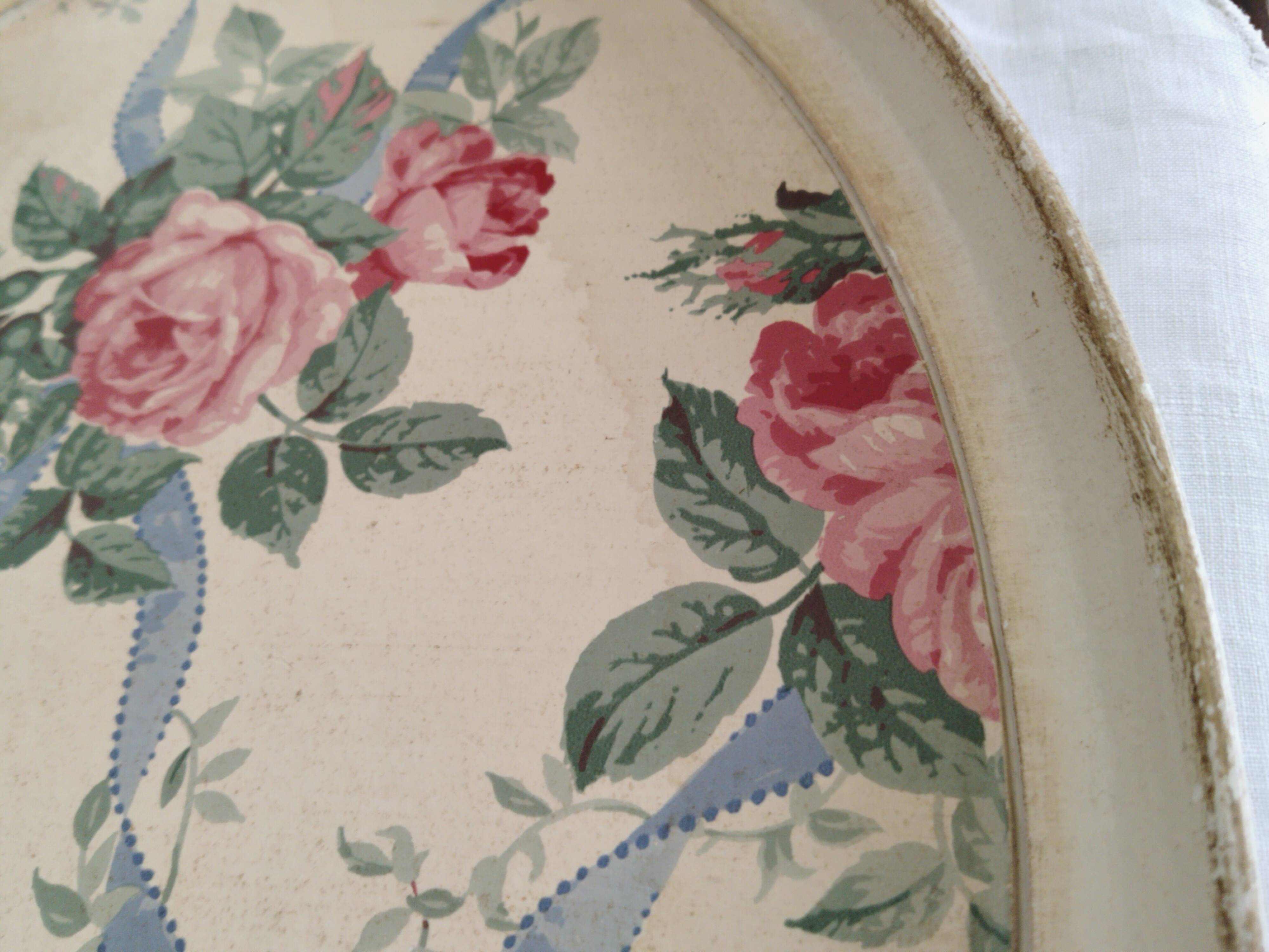 Oval resin tray with rose and ribbon pattern