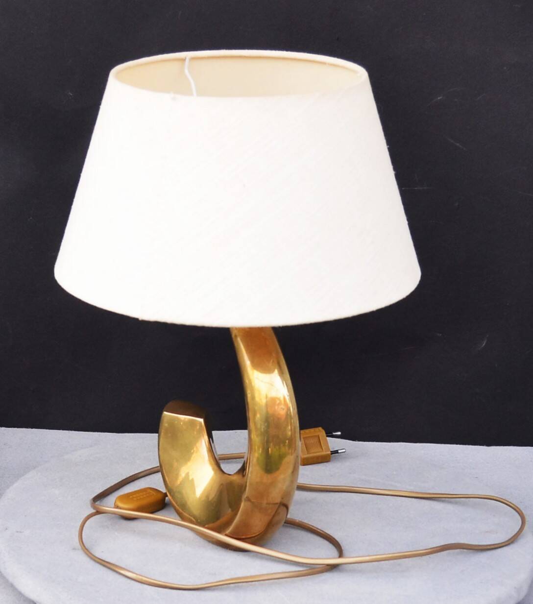 Lampe de table sculpturale en laiton en forme de vague