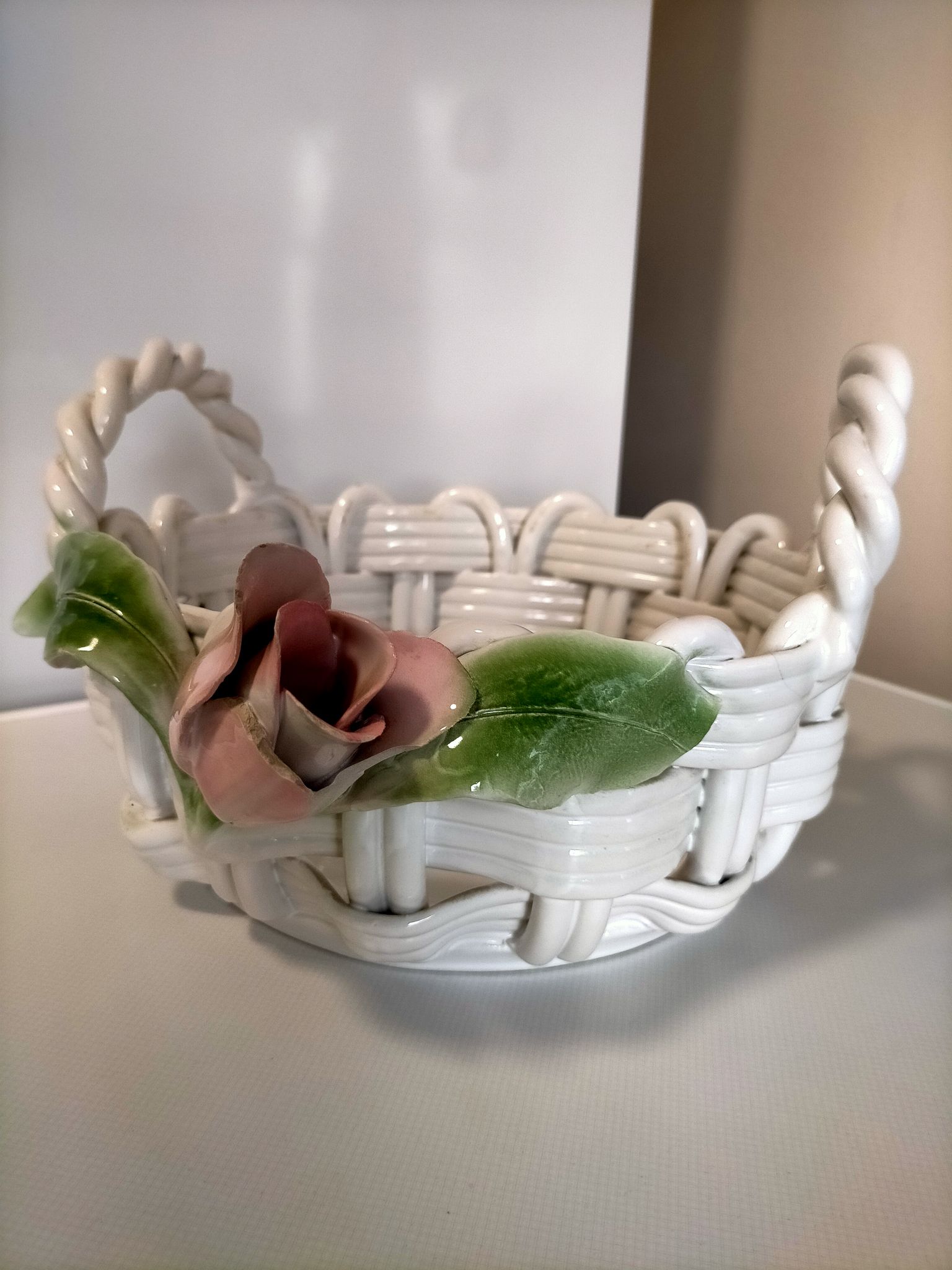 Plat en céramique tressée