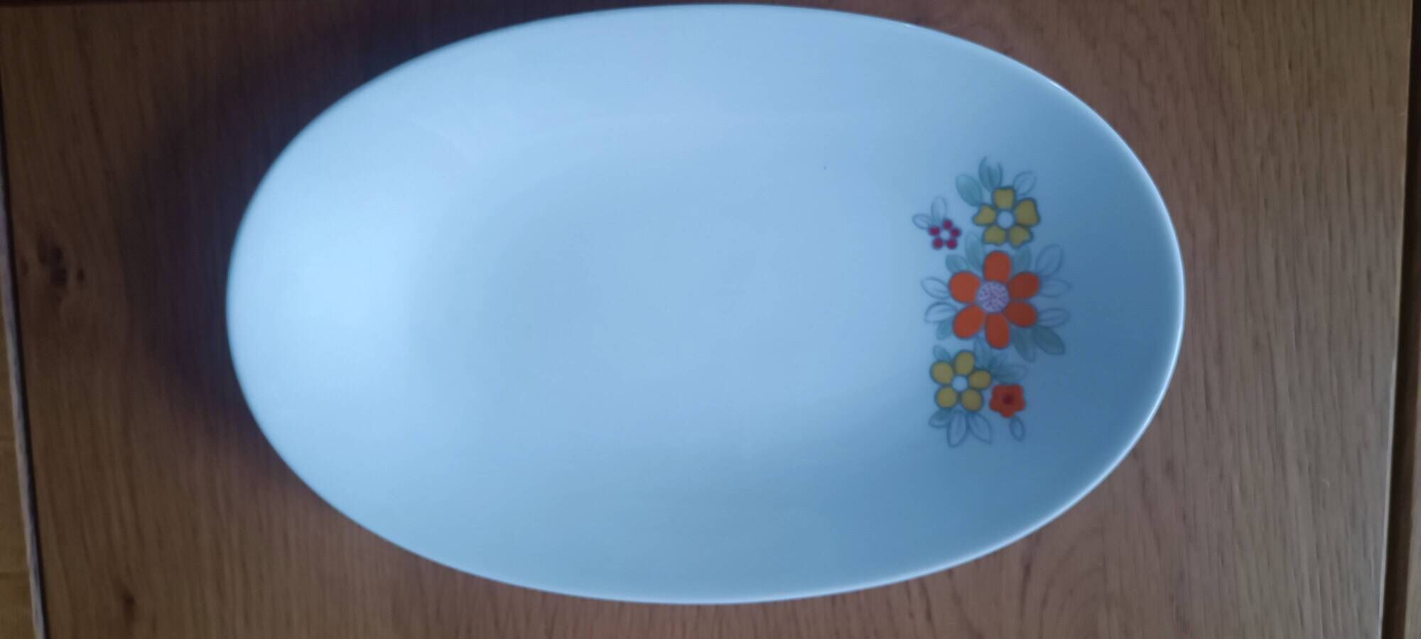 Sauceboat and dish in Bavarian porcelain by Bareuther from the year 1970.