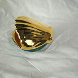 Porcelain pocket tray in the shape of a golden scallop shell with duck green background from the 50s/60s