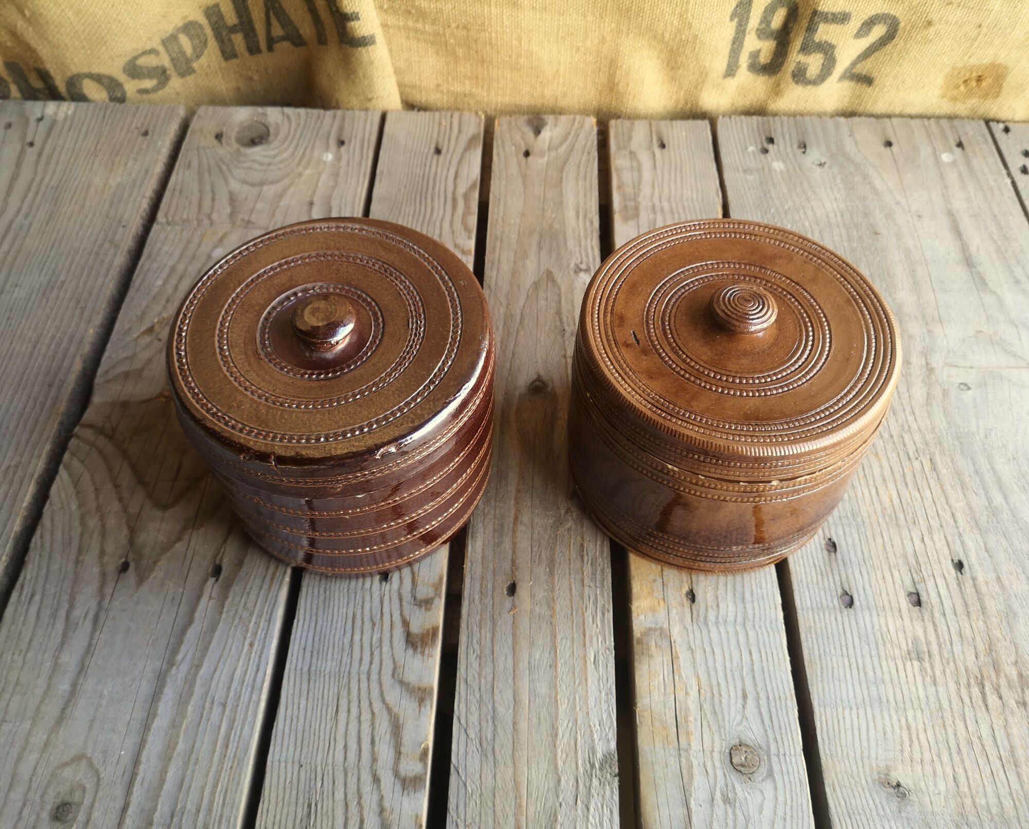 2 decorative sandstone boxes with lid