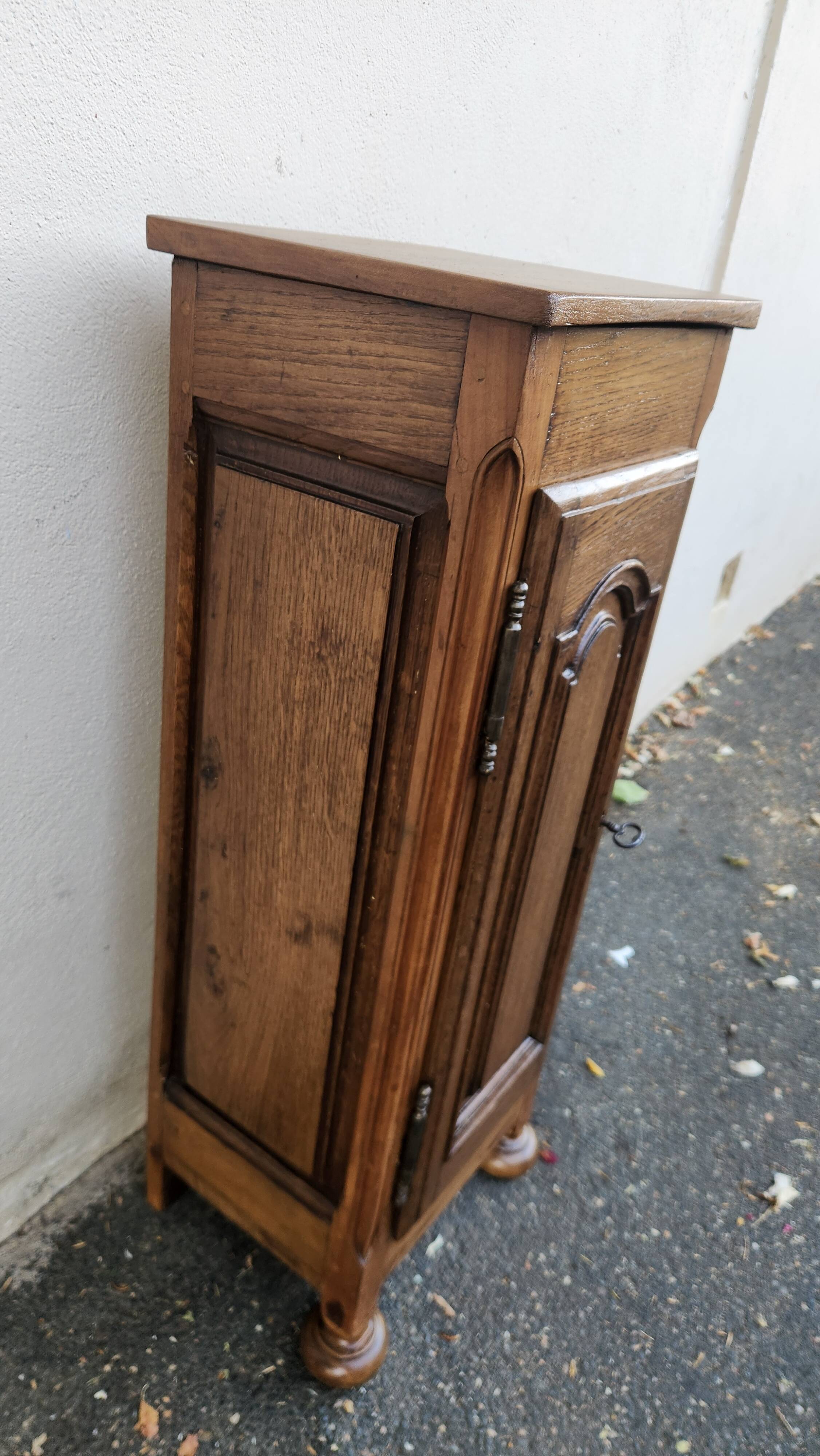 Charming column / pedestal in solid oak
