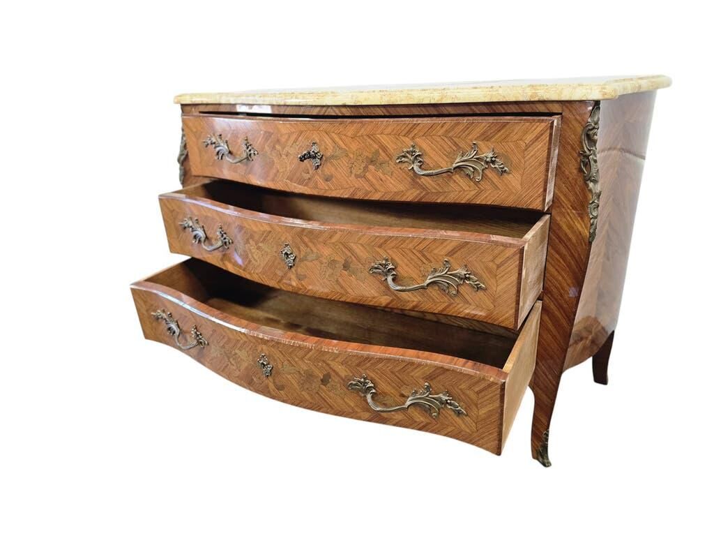 Commode en bois vintage de style Louis XV