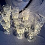 Set of 10 red wine glasses with engraved rotating decoration