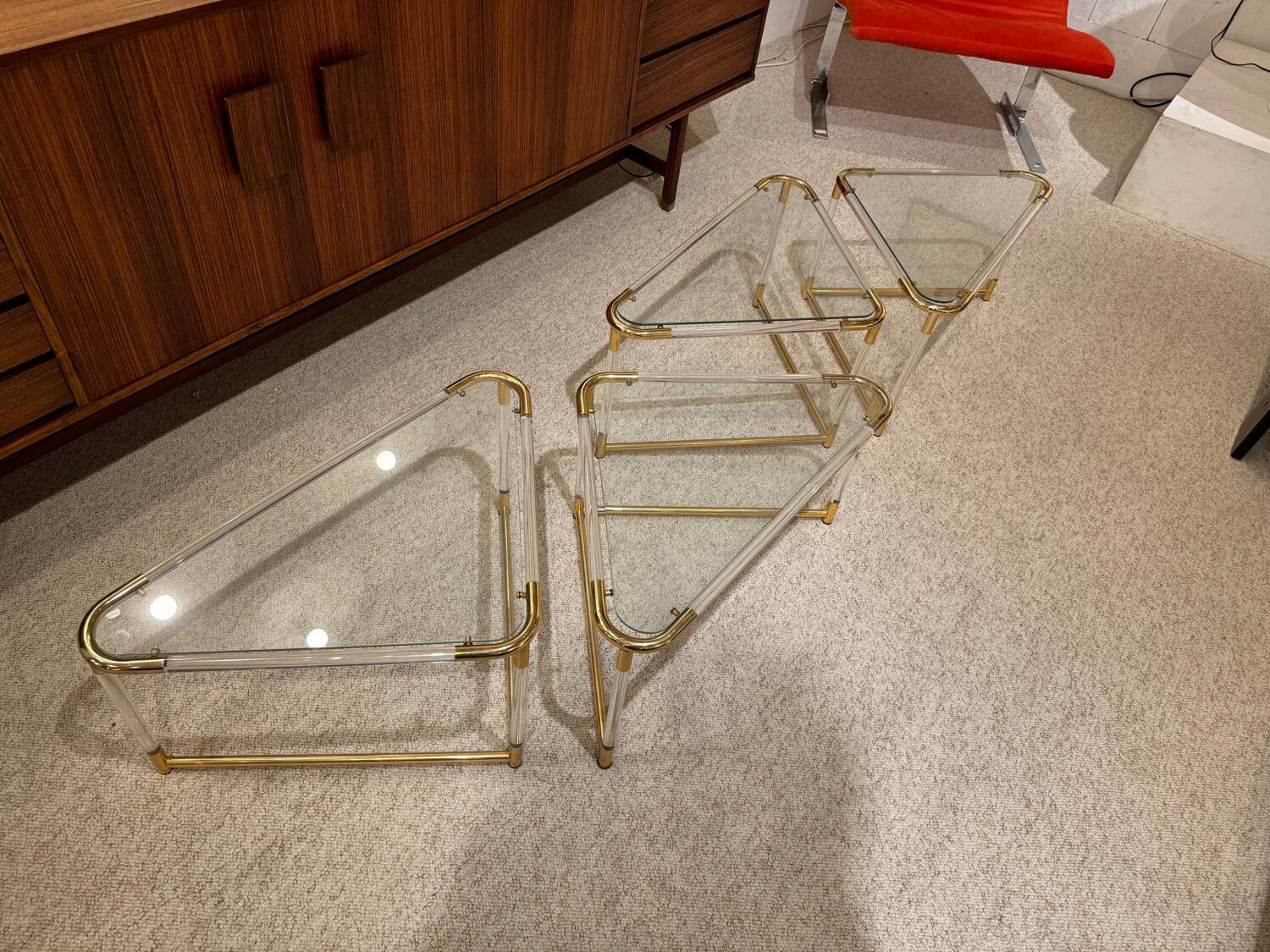 Coffee table and its 4 associated nesting tables in plexiglass and gold metal