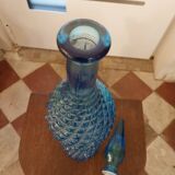 Carafe en verre d'emploi bleue