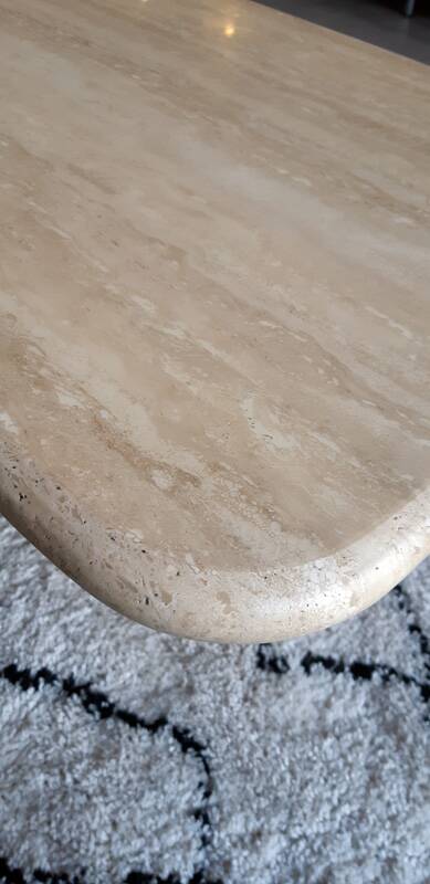Table basse en travertin beige clair polie.