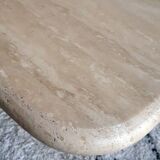 Table basse en travertin beige clair polie.
