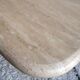 Table basse en travertin beige clair polie.