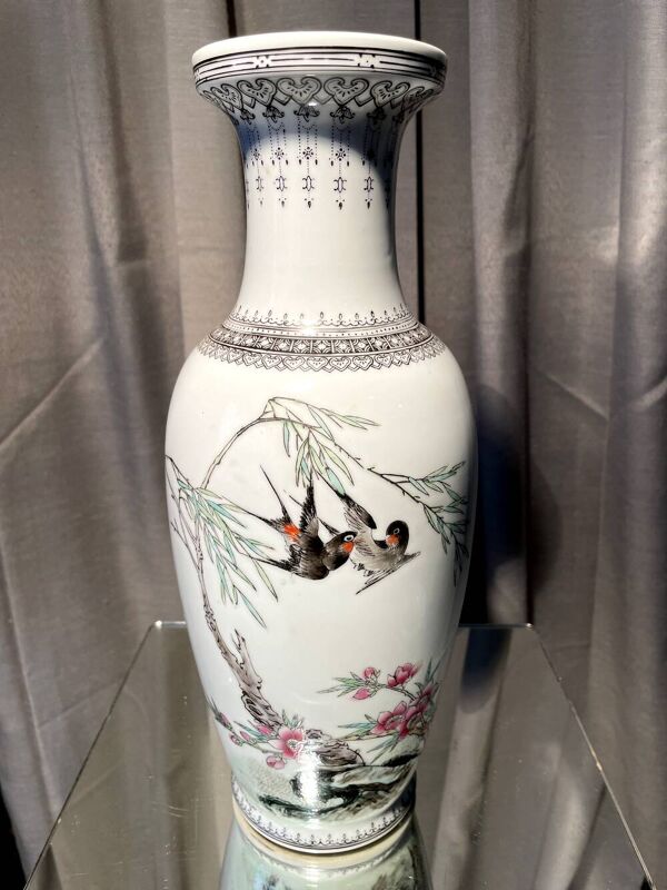 Paire de vases balustre a decor oiseaux en porcelaine chinoise