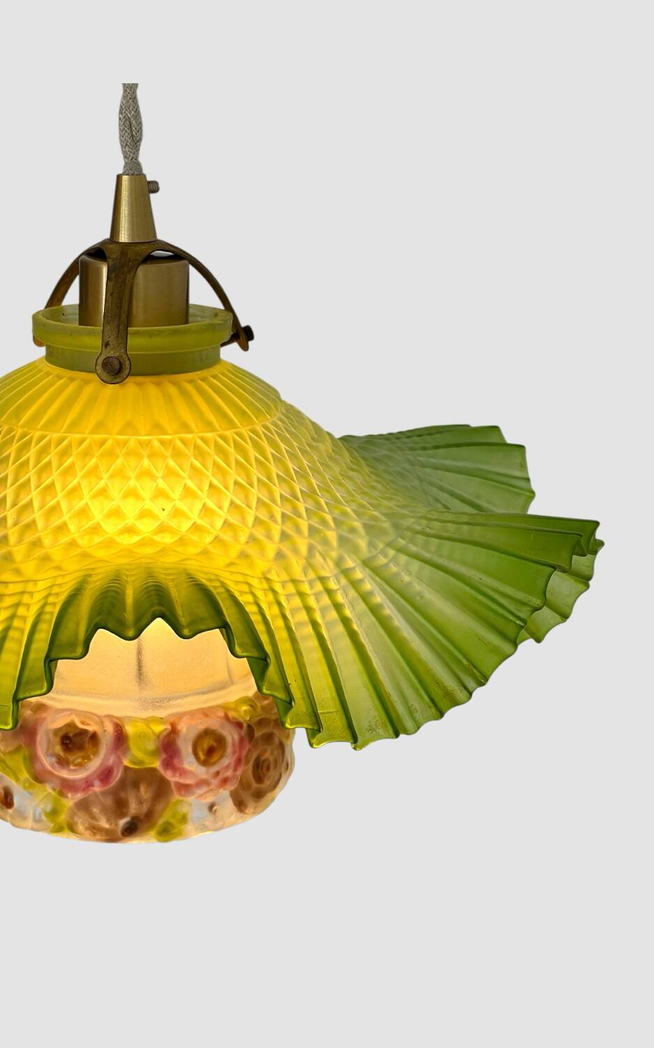 Opaline pleated suspension and tulip with Art Deco floral patterns.