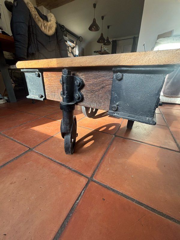 Table basse de style industriel