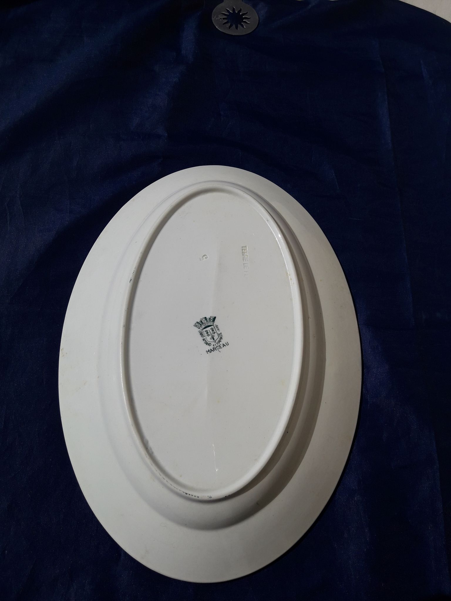 Plat ovale en faïence de Saint Amand et Hamage Terre de fer modèle Marceau L 33,5 cm