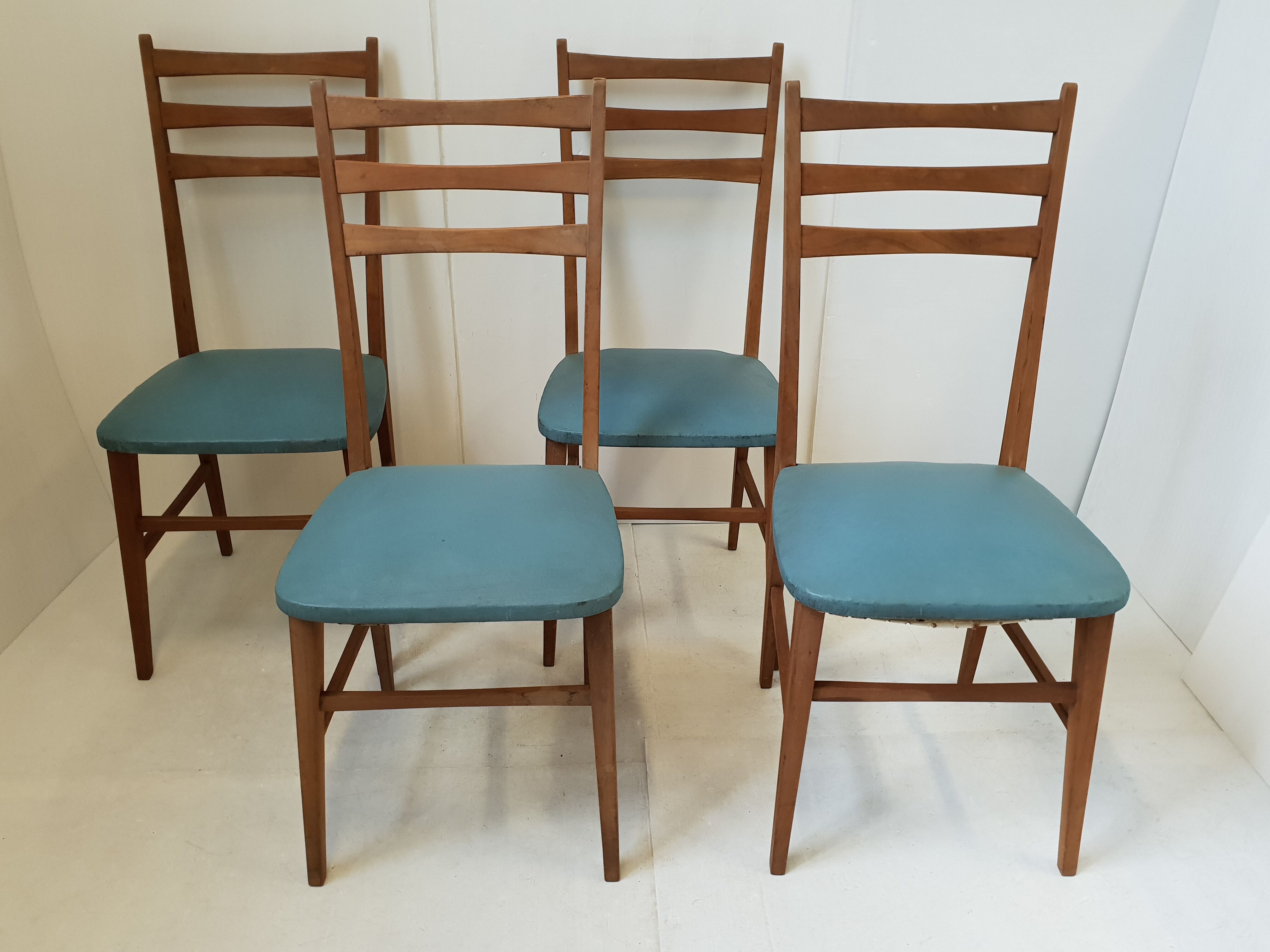 Suite of 4 vintage chairs 1950