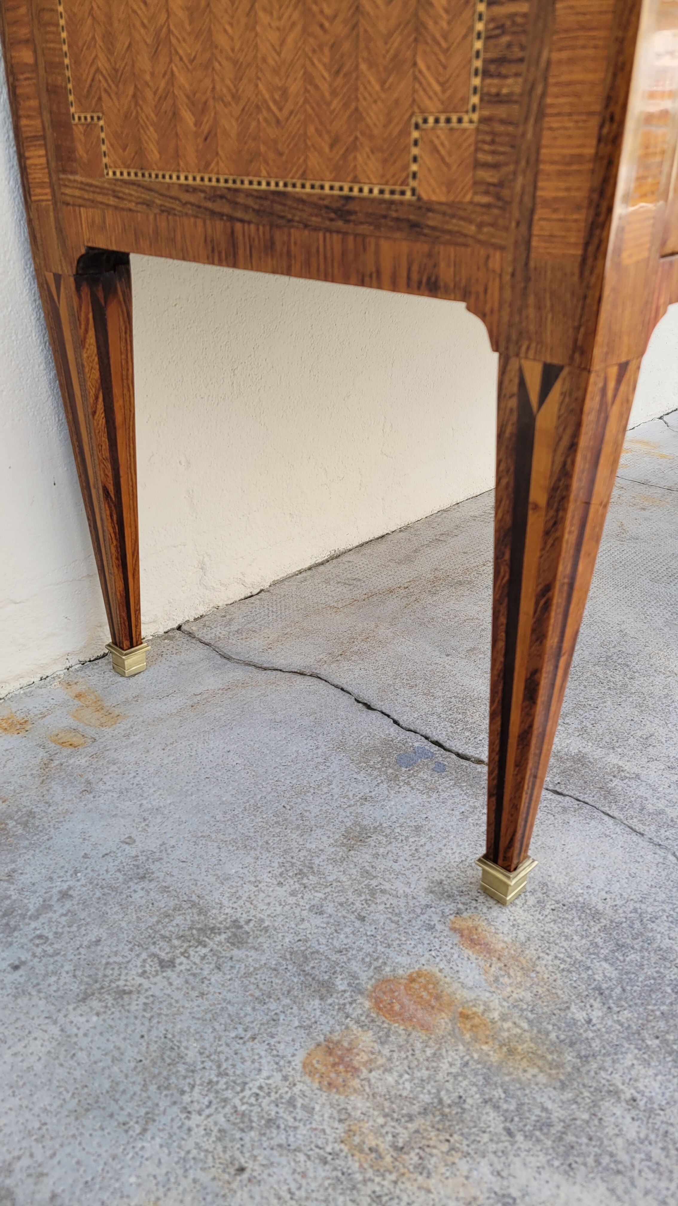 Louis XVI jumping chest of drawers in marquetry 19th