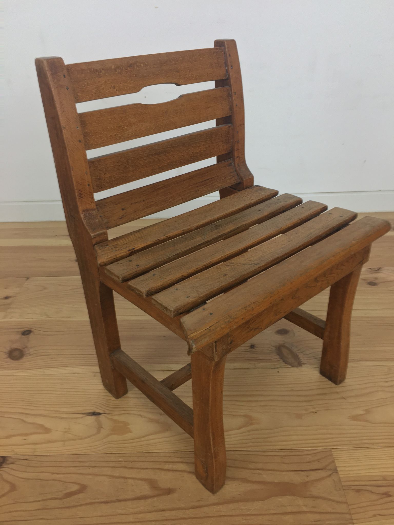 Chaise à lattes de bois pour enfants