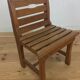 Chaise à lattes de bois pour enfants