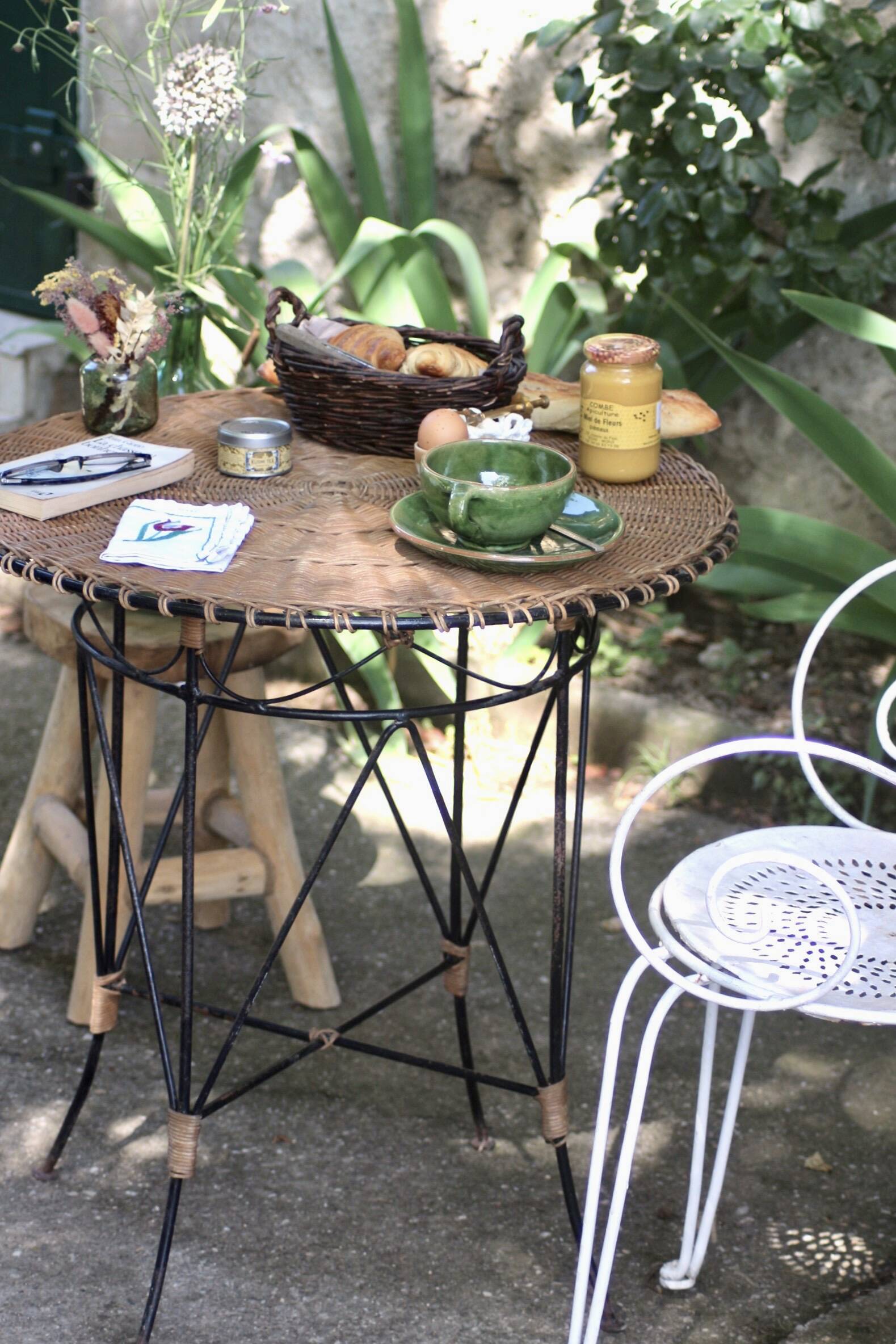 Vintage round table in woven rattan and black wrought iron – 1950s / 1960s