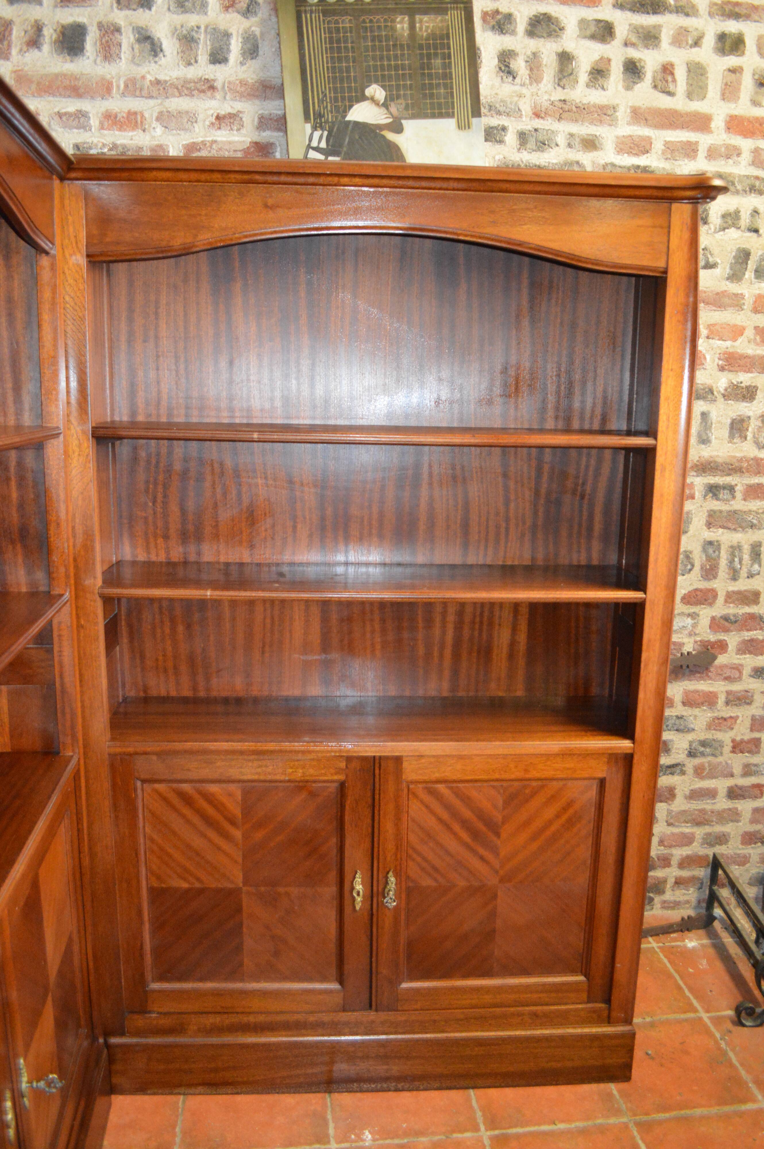 Open mahogany corner bookcase