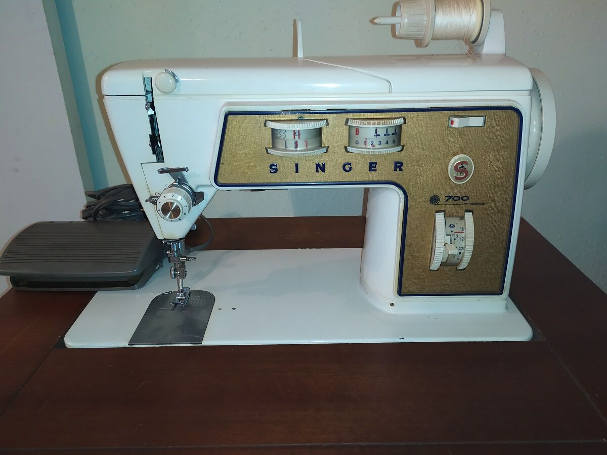 Furniture singer 700 and sewing machine