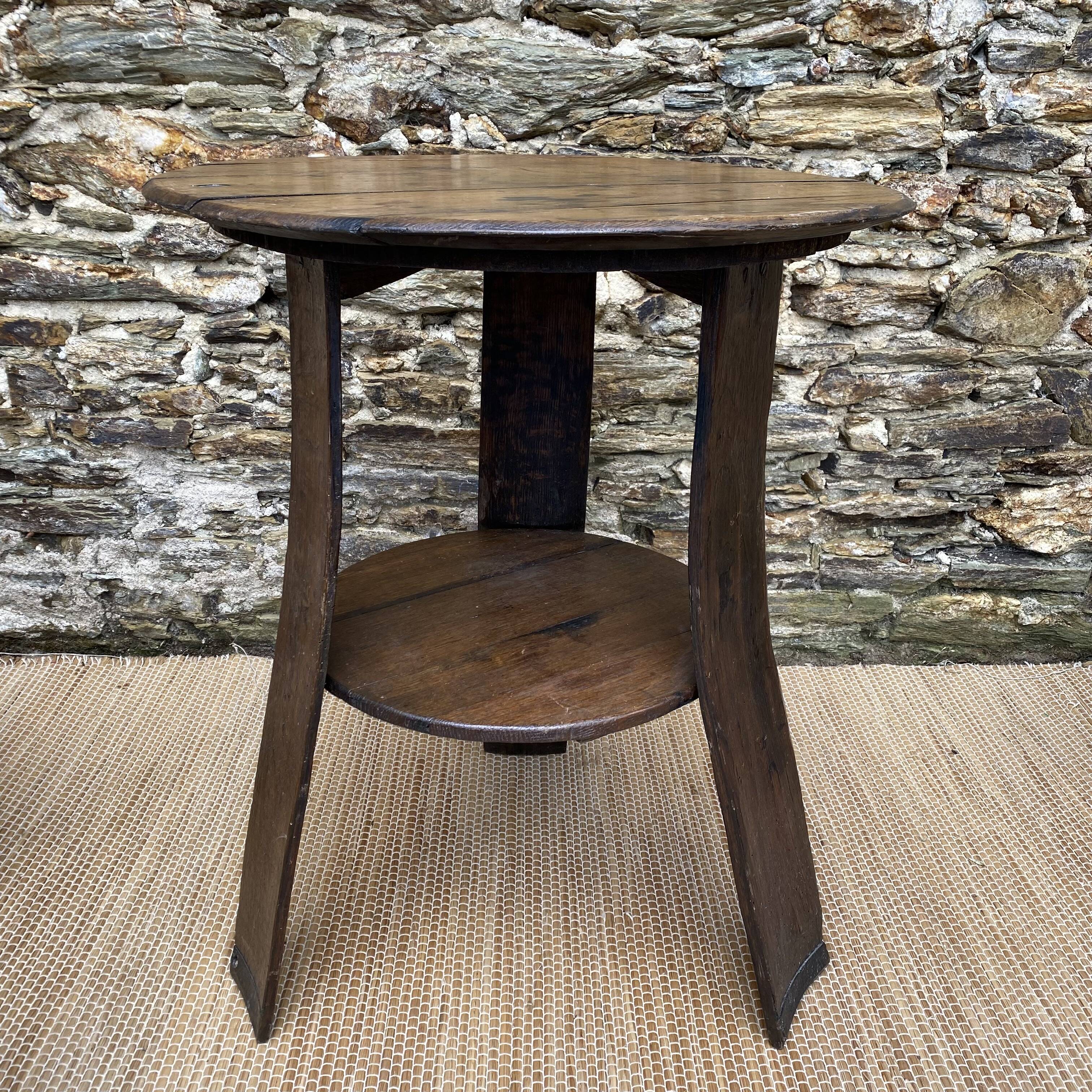 Ensemble table et chaises style brutaliste , cave à vin
