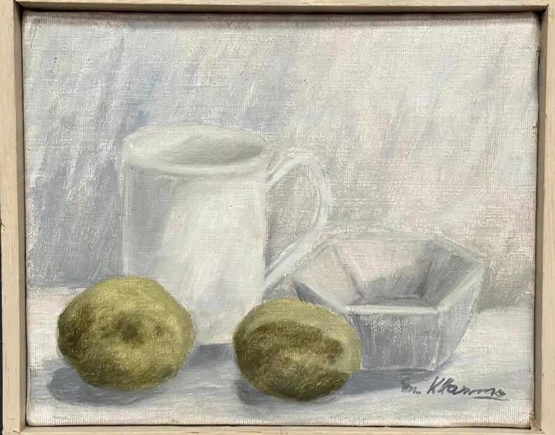 Original Swedish Oil on Canvas – “Jug, Bowl and Fruits” by Main Klarmo‑Kärred – Signed – 1961 – Vintage & Framed – 49×40.5 cm (19.3"×15.9")