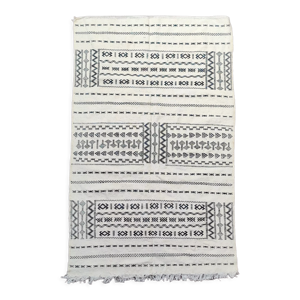 Tapis marocain kilim blanc et noir,