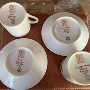 Deux tasses en porcelaine monastiques