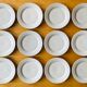 12 Assiettes plates en grès moucheté vintage
