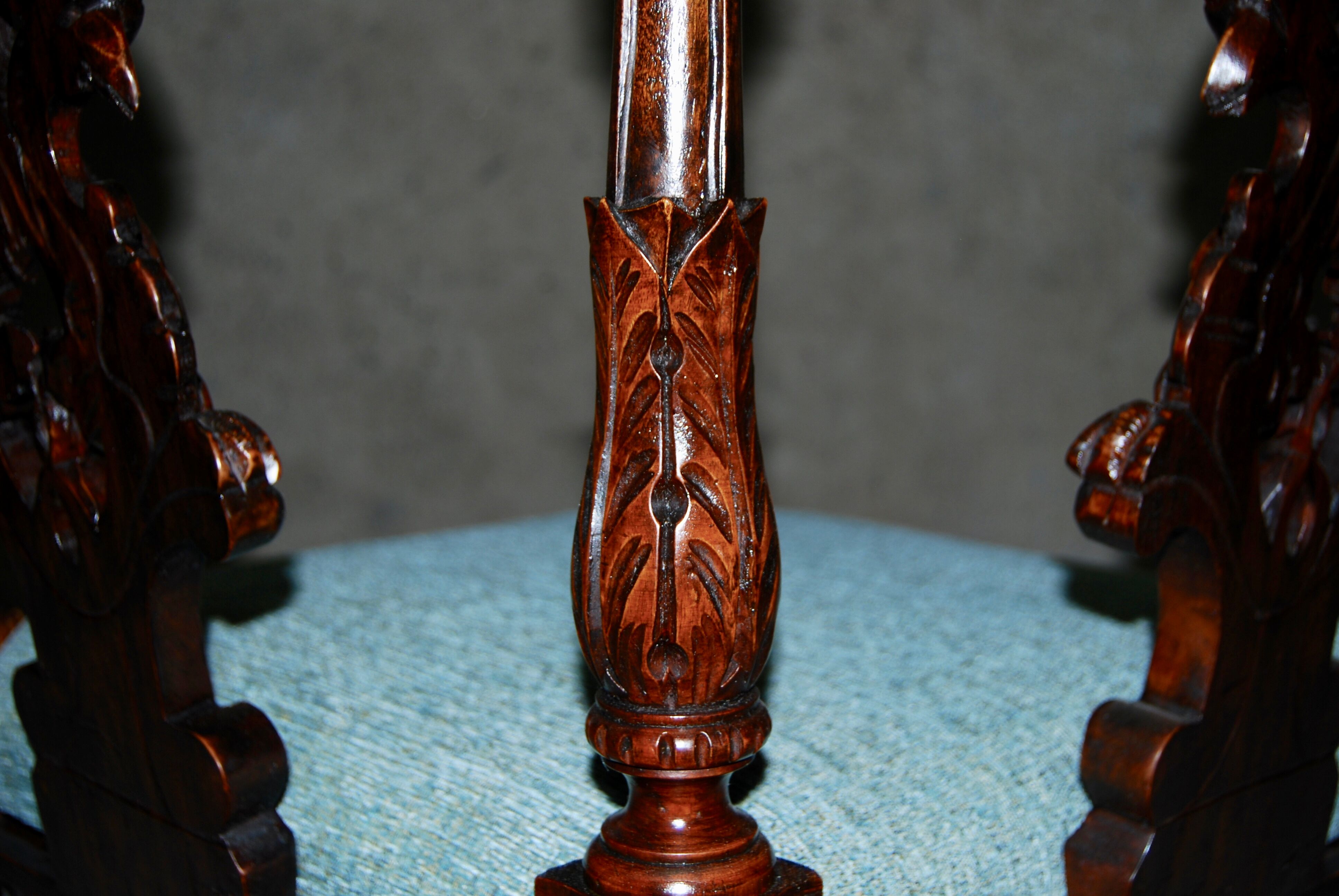 Fauteuil d'angle néo-renaissance en noyer sculpté