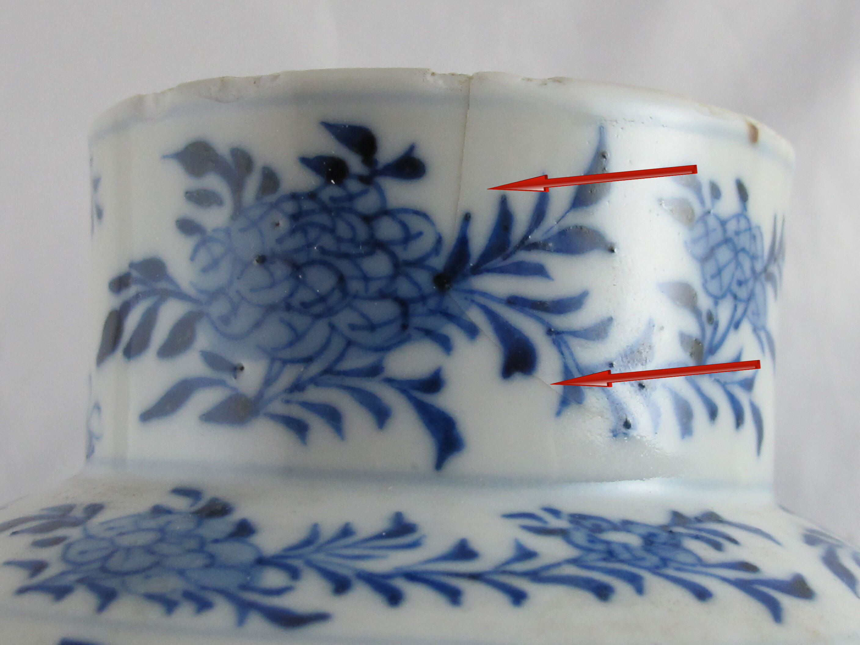 Ancient Chinese white blue potiche