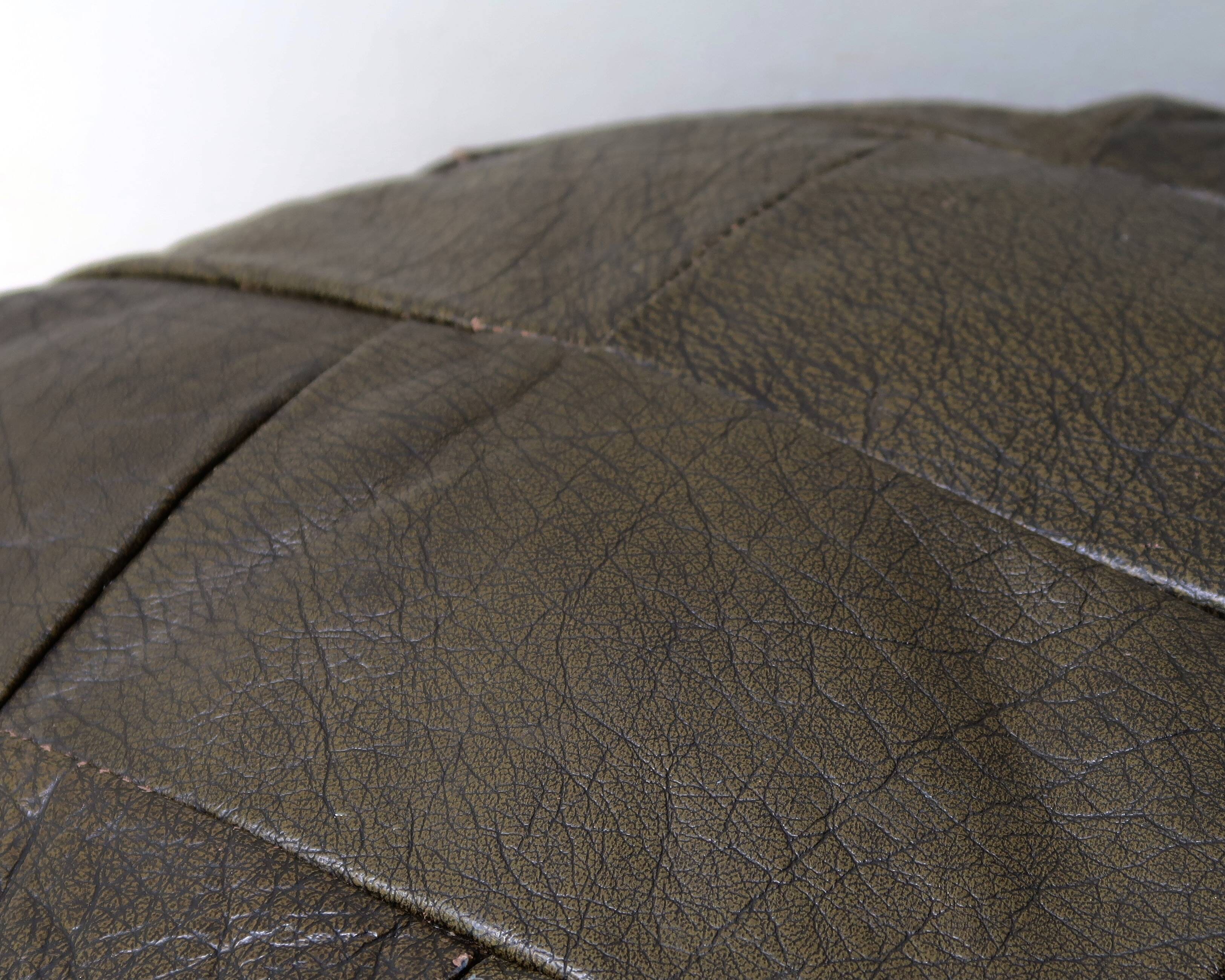 Round De Sede pouf in brown leather patchwork, 1970s.