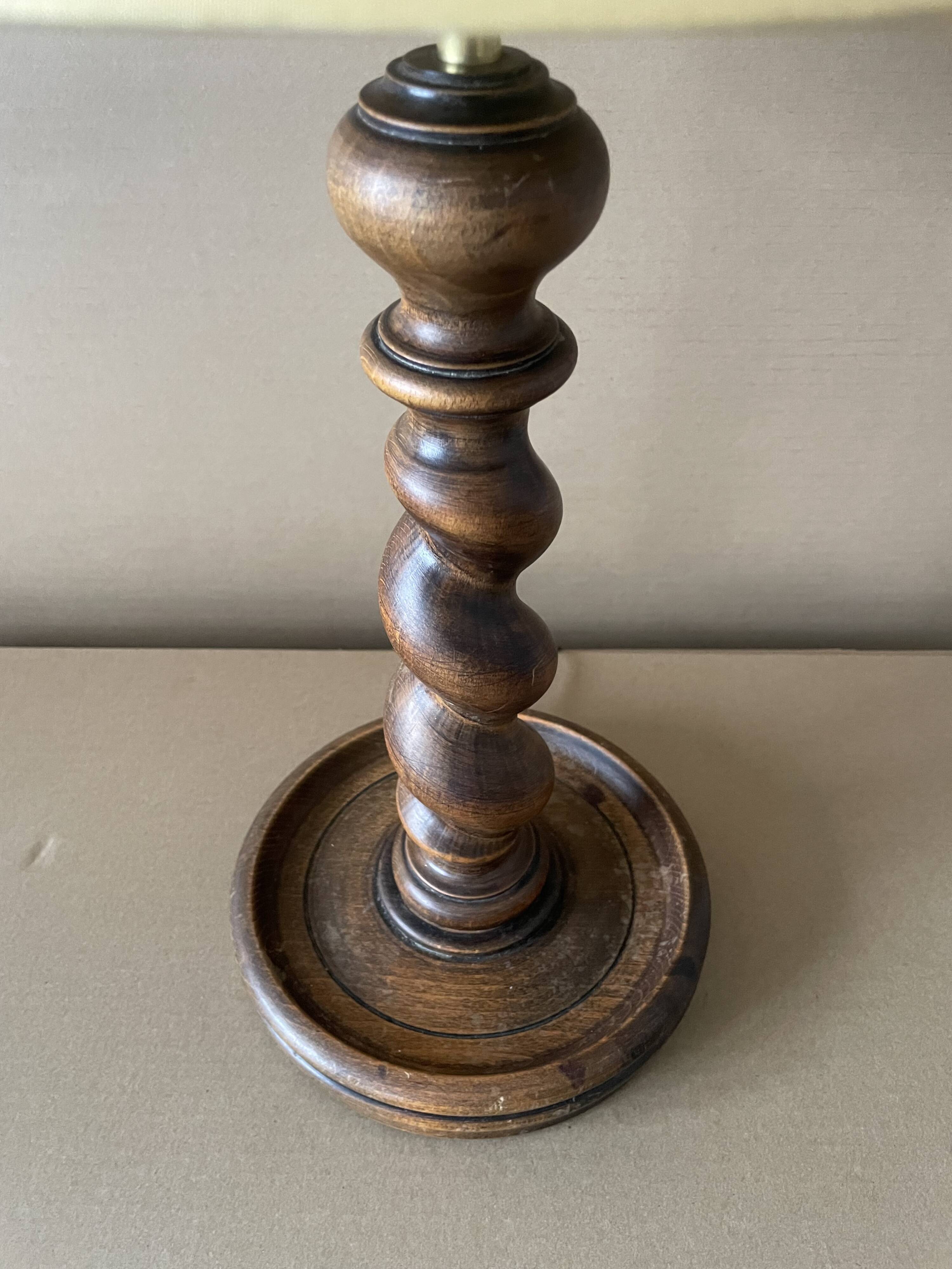 Lampe en bois ancienne