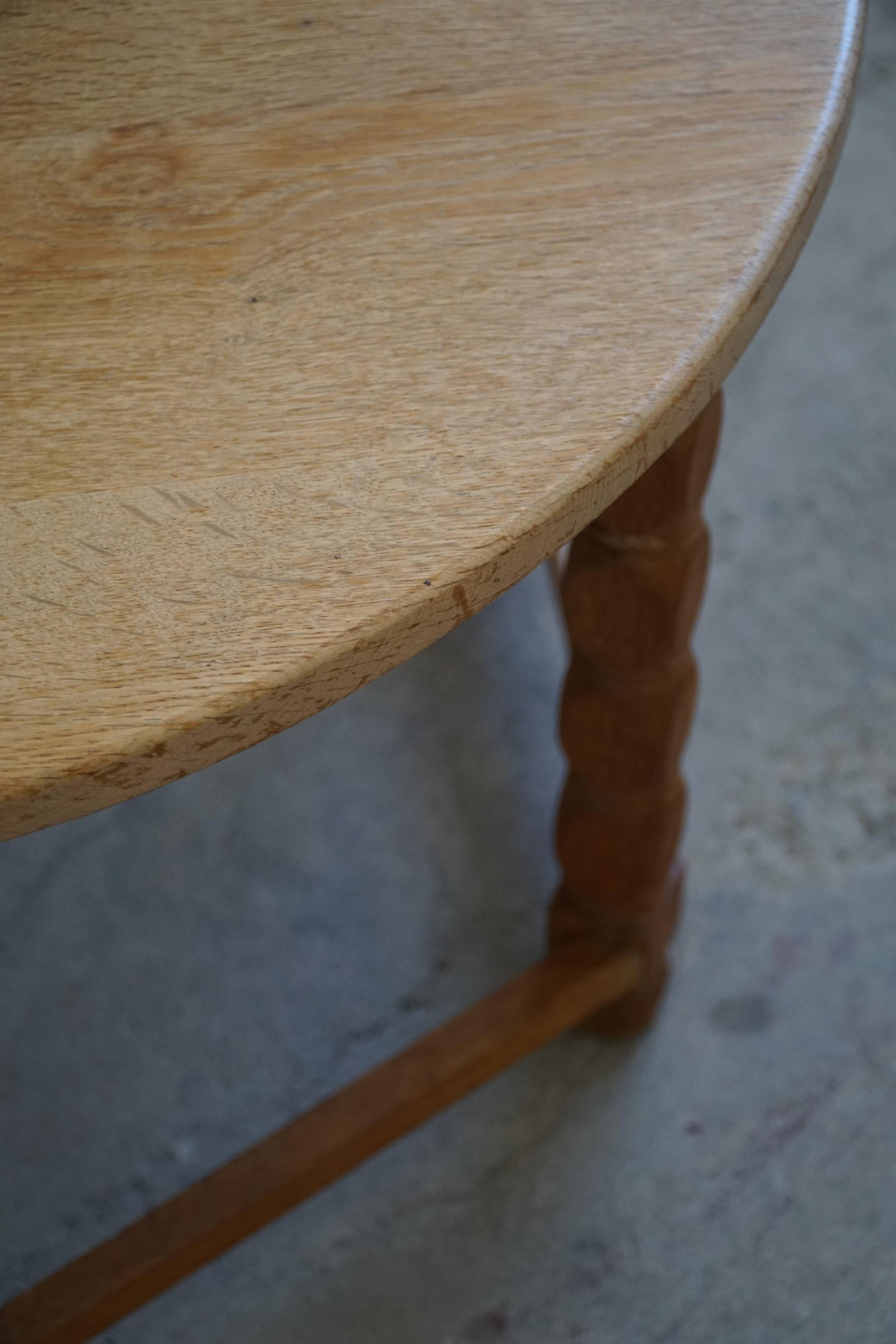 Round modern Danish brutalist coffee table/sofa in solid oak, 1960s.