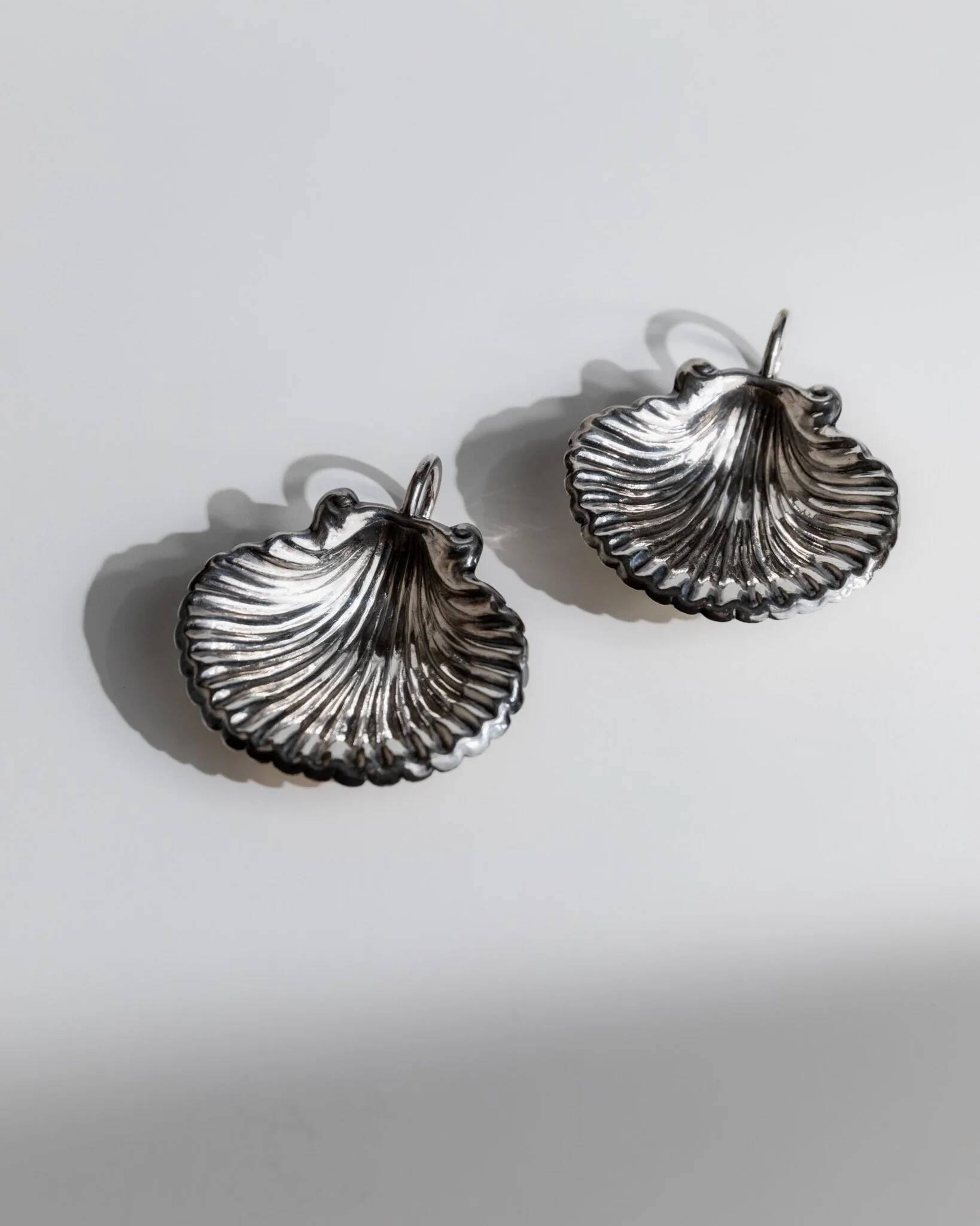Bols en coquille plaqués argent, ensemble de 2, design italien vintage des années 1960, plats à condiments en métal argenté.