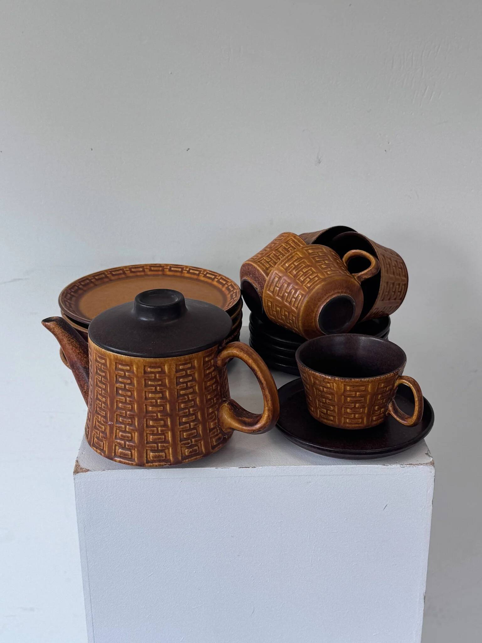 Ceramano tea service "Epsilon" from the 1960s with a raised geometric pattern.