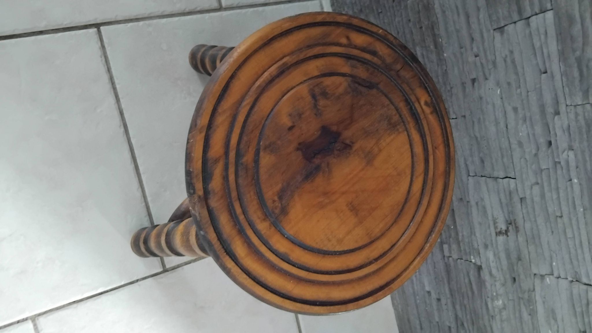 Ancien petit tabouret tripode bois massif vintage ferme