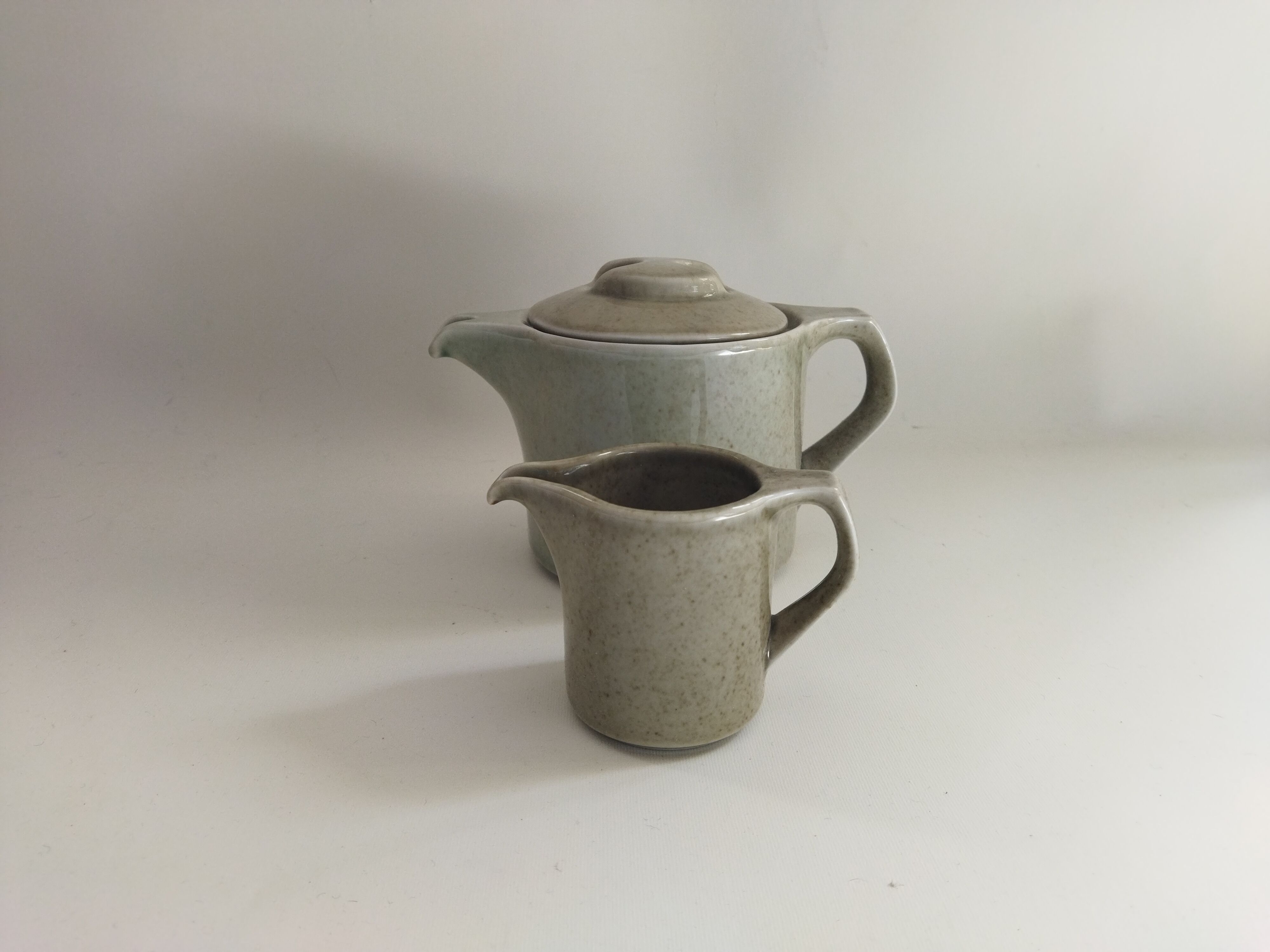 Porcelain teapot & creamer from lot virebent