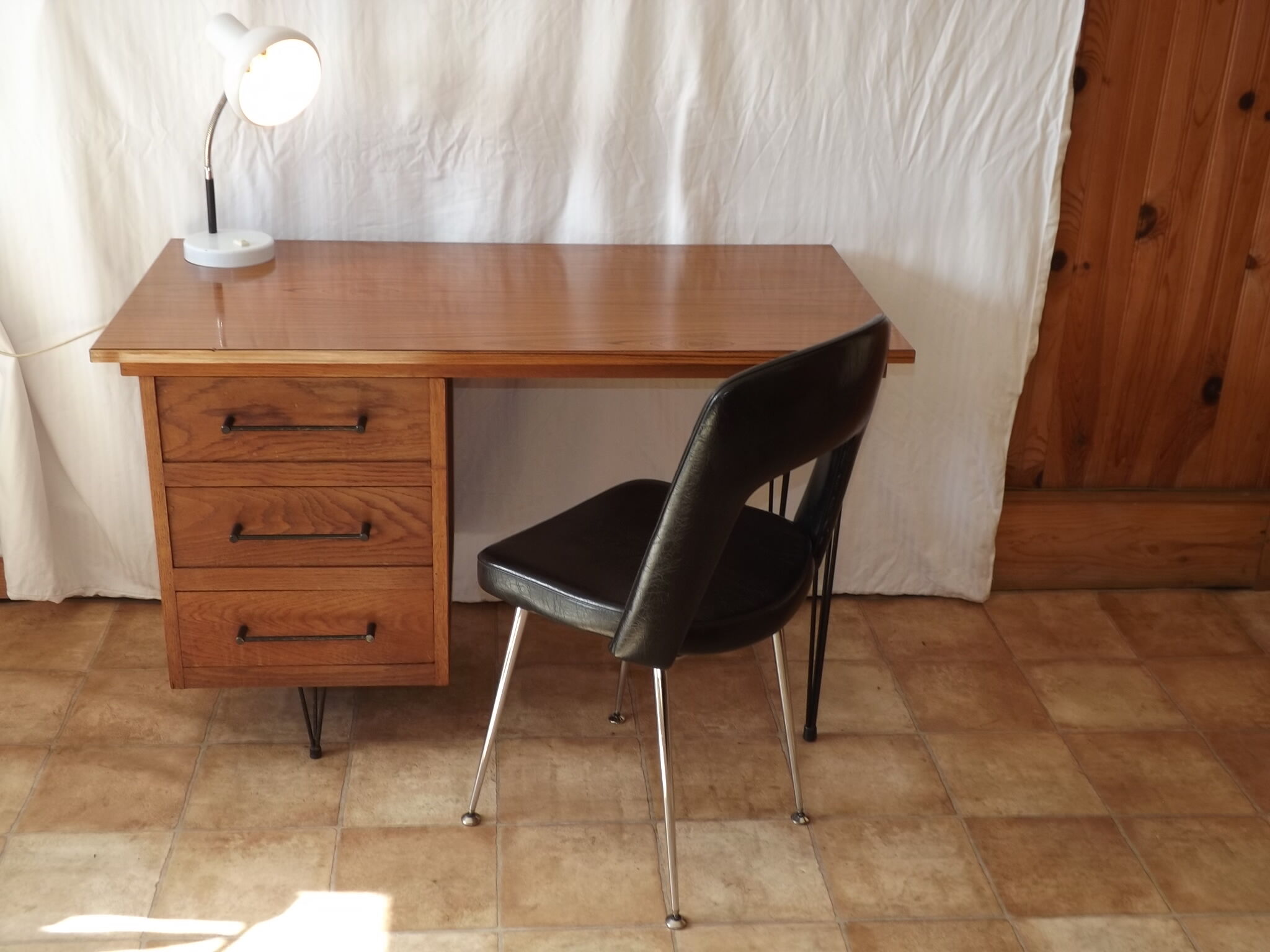 Bureau vintage en chêne sur pieds épingle 1950
