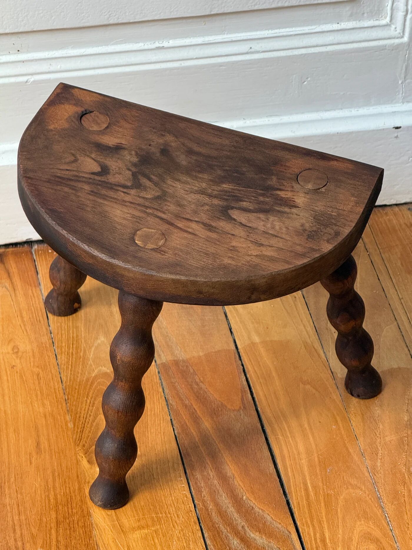 Tabouret tripode en bois tourné