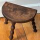 Tabouret tripode en bois tourné